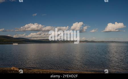 Lac Bracciano, à l'origine appelé Lac Sabatino, est un lac qui remplit une dépression d'origine volcanique et tectonique, situé dans la Tuscia romaine et su Banque D'Images