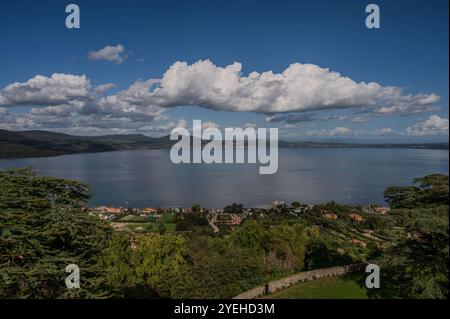 Lac Bracciano, à l'origine appelé Lac Sabatino, est un lac qui remplit une dépression d'origine volcanique et tectonique, situé dans la Tuscia romaine et su Banque D'Images