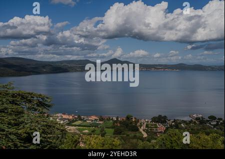 Lac Bracciano, à l'origine appelé Lac Sabatino, est un lac qui remplit une dépression d'origine volcanique et tectonique, situé dans la Tuscia romaine et su Banque D'Images