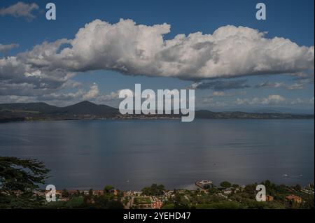 Lac Bracciano, à l'origine appelé Lac Sabatino, est un lac qui remplit une dépression d'origine volcanique et tectonique, situé dans la Tuscia romaine et su Banque D'Images