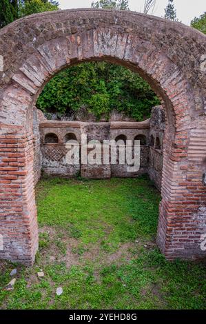 Ostia Antica est historiquement considérée comme la « porte d’entrée de Rome » : fondée à l’embouchure du Tibre, elle fut la première colonie de Rome, dès le 4ème Banque D'Images