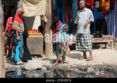 Réfugiés somaliens dans le camp de réfugiés de Kharaz. Le camp de réfugiés de Kharaz est un camp isolé des zones urbaines et situé dans le gouvernorat de Lahj, au sud du Yémen. Le camp de réfugiés a ouvert ses portes en 1991 et est le seul camp du Yémen. Il mesure 1 500 mètres carrés et accueille environ 18 000 réfugiés. La majorité des réfugiés dans le camp sont des réfugiés somaliens qui ont fui l'instabilité politique en Somalie. Cependant, comme le Yémen est maintenant dévasté par une guerre civile, sa situation est devenue encore plus vulnérable. Alors que le HCR et ses partenaires ont fourni des services de base, les réfugiés ont du mal à le faire Banque D'Images