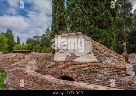 Ostia Antica est historiquement considérée comme la « porte d’entrée de Rome » : fondée à l’embouchure du Tibre, elle fut la première colonie de Rome, dès le 4ème Banque D'Images