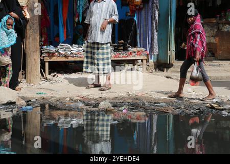 Réfugiés somaliens dans le camp de réfugiés de Kharaz. Le camp de réfugiés de Kharaz est un camp isolé des zones urbaines et situé dans le gouvernorat de Lahj, au sud du Yémen. Le camp de réfugiés a ouvert ses portes en 1991 et est le seul camp du Yémen. Il mesure 1 500 mètres carrés et accueille environ 18 000 réfugiés. La majorité des réfugiés dans le camp sont des réfugiés somaliens qui ont fui l'instabilité politique en Somalie. Cependant, comme le Yémen est maintenant dévasté par une guerre civile, sa situation est devenue encore plus vulnérable. Alors que le HCR et ses partenaires ont fourni des services de base, les réfugiés ont du mal à le faire Banque D'Images