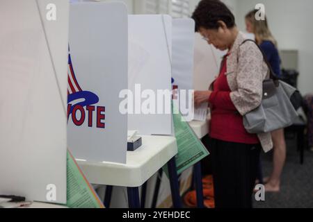 Wahlen in den USA 2012 Santa Monica, Californie - 6. Novembre 2012 : Bürger von Santa Monica, westlich gelegene Küstenstadt von Los Angeles, geben im Wilshire House, 1125 Third Street in Santa Monica ihre Wahlstimme für Obama oder Romney ab. Californie Banque D'Images