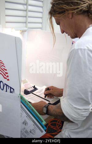 Wahlen in den USA 2012 Santa Monica, Californie - 6. Novembre 2012 : Bürger von Santa Monica, westlich gelegene Küstenstadt von Los Angeles, geben im Wilshire House, 1125 Third Street in Santa Monica ihre Wahlstimme für Obama oder Romney ab. Californie Banque D'Images