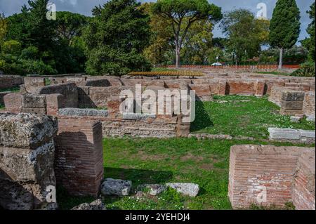 Ostia Antica est historiquement considérée comme la « porte d’entrée de Rome » : fondée à l’embouchure du Tibre, elle fut la première colonie de Rome, dès le 4ème Banque D'Images