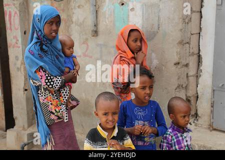 Réfugiés somaliens dans le camp de réfugiés de Kharaz. Le camp de réfugiés de Kharaz est un camp isolé des zones urbaines et situé dans le gouvernorat de Lahj, au sud du Yémen. Le camp de réfugiés a ouvert ses portes en 1991 et est le seul camp du Yémen. Il mesure 1 500 mètres carrés et accueille environ 18 000 réfugiés. La majorité des réfugiés dans le camp sont des réfugiés somaliens qui ont fui l'instabilité politique en Somalie. Cependant, comme le Yémen est maintenant dévasté par une guerre civile, sa situation est devenue encore plus vulnérable. Alors que le HCR et ses partenaires ont fourni des services de base, les réfugiés ont du mal à le faire Banque D'Images