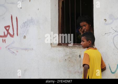 Réfugiés somaliens dans le camp de réfugiés de Kharaz. Le camp de réfugiés de Kharaz est un camp isolé des zones urbaines et situé dans le gouvernorat de Lahj, au sud du Yémen. Le camp de réfugiés a ouvert ses portes en 1991 et est le seul camp du Yémen. Il mesure 1 500 mètres carrés et accueille environ 18 000 réfugiés. La majorité des réfugiés dans le camp sont des réfugiés somaliens qui ont fui l'instabilité politique en Somalie. Cependant, comme le Yémen est maintenant dévasté par une guerre civile, sa situation est devenue encore plus vulnérable. Alors que le HCR et ses partenaires ont fourni des services de base, les réfugiés ont du mal à le faire Banque D'Images