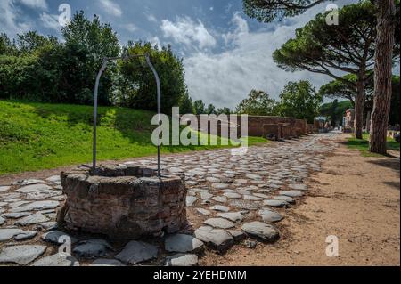 Ostia Antica est historiquement considérée comme la « porte d’entrée de Rome » : fondée à l’embouchure du Tibre, elle fut la première colonie de Rome, dès le 4ème Banque D'Images