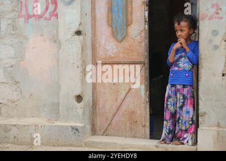 Réfugiés somaliens dans le camp de réfugiés de Kharaz. Le camp de réfugiés de Kharaz est un camp isolé des zones urbaines et situé dans le gouvernorat de Lahj, au sud du Yémen. Le camp de réfugiés a ouvert ses portes en 1991 et est le seul camp du Yémen. Il mesure 1 500 mètres carrés et accueille environ 18 000 réfugiés. La majorité des réfugiés dans le camp sont des réfugiés somaliens qui ont fui l'instabilité politique en Somalie. Cependant, comme le Yémen est maintenant dévasté par une guerre civile, sa situation est devenue encore plus vulnérable. Alors que le HCR et ses partenaires ont fourni des services de base, les réfugiés ont du mal à le faire Banque D'Images