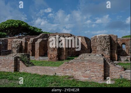 Ostia Antica est historiquement considérée comme la « porte d’entrée de Rome » : fondée à l’embouchure du Tibre, elle fut la première colonie de Rome, dès le 4ème Banque D'Images