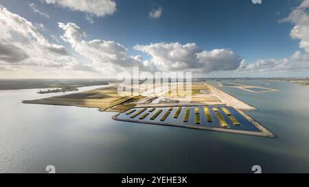 Le Strandeiland d’Amsterdam, une île artificielle en développement à IJburg. Ce futur quartier de logement durable dispose de nouveaux terrains, conçus pour e. Banque D'Images