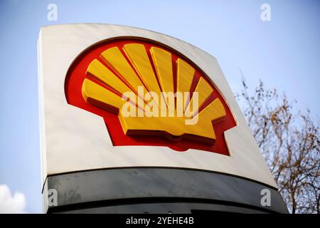 Dossier photo datée du 08/04/15 d'un logo d'entreprise dans une station-service Shell à Londres. Le bénéfice de Shell a nettement dépassé les attentes du marché au trimestre dernier, car l'augmentation des volumes de son activité gaz intégrée a contribué à compenser la chute des marges de raffinage et la baisse des prix du pétrole. Date d'émission : jeudi 31 octobre 2024. Banque D'Images