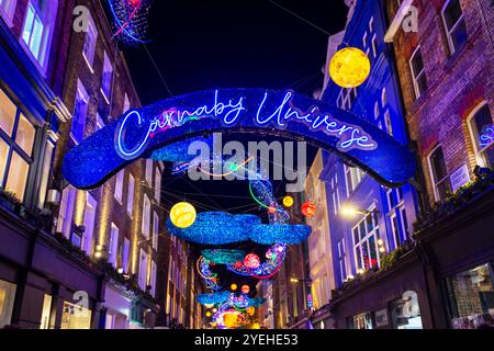 Enseigne au néon Carnaby Universe, lumières de Noël sur Carnaby Street à Londres, Royaume-Uni Banque D'Images
