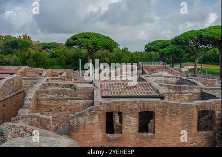 Ostia Antica est historiquement considérée comme la « porte d’entrée de Rome » : fondée à l’embouchure du Tibre, elle fut la première colonie de Rome, dès le 4ème Banque D'Images