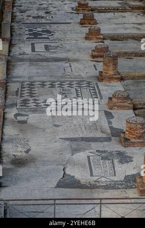 Ostia Antica est historiquement considérée comme la « porte d’entrée de Rome » : fondée à l’embouchure du Tibre, elle fut la première colonie de Rome, dès le 4ème Banque D'Images