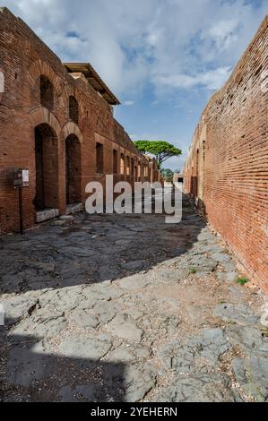 Ostia Antica est historiquement considérée comme la « porte d’entrée de Rome » : fondée à l’embouchure du Tibre, elle fut la première colonie de Rome, dès le 4ème Banque D'Images