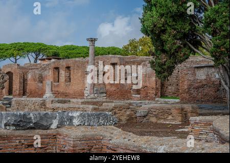 Ostia Antica est historiquement considérée comme la « porte d’entrée de Rome » : fondée à l’embouchure du Tibre, elle fut la première colonie de Rome, dès le 4ème Banque D'Images