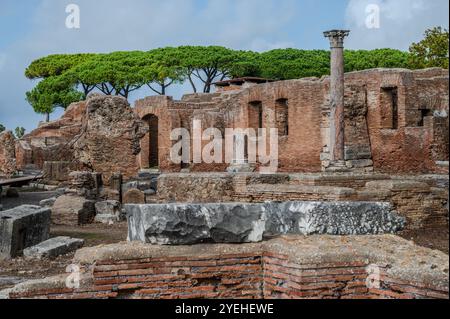 Ostia Antica est historiquement considérée comme la « porte d’entrée de Rome » : fondée à l’embouchure du Tibre, elle fut la première colonie de Rome, dès le 4ème Banque D'Images