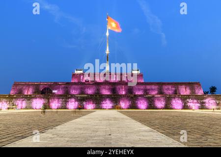 Vue de nuit de la Tour du drapeau de la Citadelle, Hue Banque D'Images