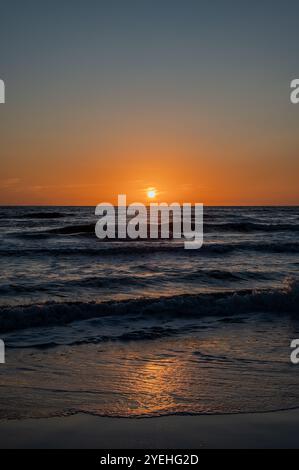 Mer Tyrrhénienne, Latium, Italie. Coucher de soleil automnal Banque D'Images