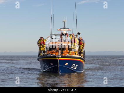 L'équipage de l'Aldeburgh Lifeboat saluant la foule sur la plage, alors que le Lifeboat Freddie Cooper se retire du service. Aldeburgh, Suffolk. ROYAUME-UNI Banque D'Images