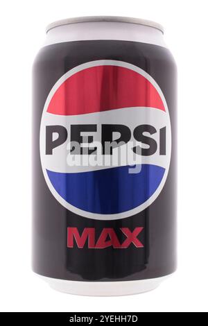 Boîte de Pepsi Max sur fond blanc Banque D'Images