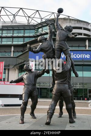 Une vue rapprochée, de la statue de bronze emblématique, à l'entrée de l'Allianz Stadium, Twickenham, Londres Royaume-Uni, domicile du rugby anglais. Banque D'Images