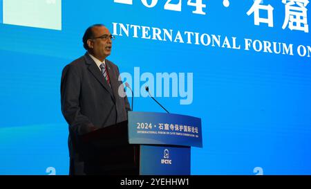 Lanzhou, province chinoise du Gansu. 19 août 2024. Shahbaz Khan, directeur du bureau régional de l'UNESCO pour l'Asie de l'est, prononce un discours lors d'un forum international sur la conservation des temples rupestres à Dunhuang, dans la province du Gansu, au nord-ouest de la Chine, le 19 août 2024. Crédit : Zhang Rui/Xinhua/Alamy Live News Banque D'Images