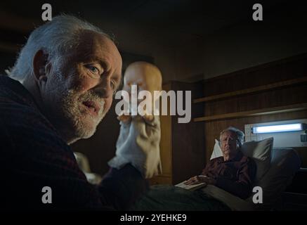 JOHN LITHGOW et GEOFFREY SE PRÉCIPITENT dans THE RULE OF JENNY PEN (2024), réalisé par JAMES ASHCROFT. Crédit : Light in the Dark Productions / album Banque D'Images