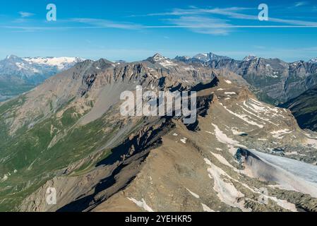 Vue imprenable depuis le sommet de la montagne Rocciamelone dans les montagnes Alpi Graie en Italie près des frontières avec la France pendant le matin d'été avec le ciel clair Banque D'Images