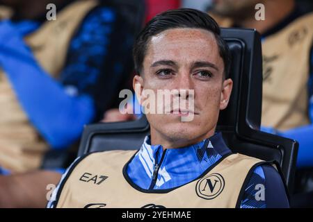 Giacomo Raspadori de la SSC Napoli regarde pendant la Serie A 2024/25 le match de football entre l'AC Milan et la SSC Napoli au stade San Siro Banque D'Images