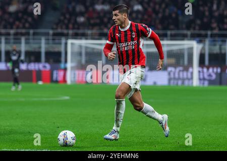 Alvaro Morata de l'AC Milan vu en action lors du match de football Serie A 2024/25 entre l'AC Milan et la SSC Napoli au stade San Siro Banque D'Images