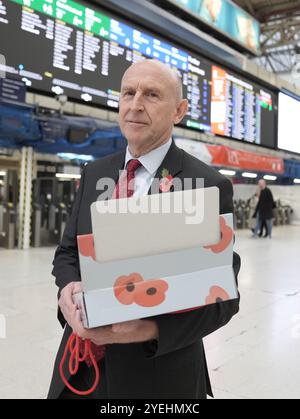 Le secrétaire à la Défense John Healey se joint au personnel militaire en service pour distribuer des coquelicots et recueillir des dons pour l’appel de la Royal British Legion à Victoria Station, lors de la fête du coquelicot à Londres. Date de la photo : jeudi 31 octobre 2024. Banque D'Images