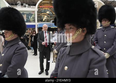 Le secrétaire à la Défense John Healey se joint au personnel militaire en service pour distribuer des coquelicots et recueillir des dons pour l’appel de la Royal British Legion à Victoria Station, lors de la fête du coquelicot à Londres. Date de la photo : jeudi 31 octobre 2024. Banque D'Images