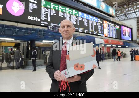 Le secrétaire à la Défense John Healey se joint au personnel militaire en service pour distribuer des coquelicots et recueillir des dons pour l’appel de la Royal British Legion à Victoria Station, lors de la fête du coquelicot à Londres. Date de la photo : jeudi 31 octobre 2024. Banque D'Images