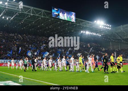 Les équipes entrent sur le terrain lors du championnat italien Serie A match de football entre Atalanta BC et AC Monza le 30 octobre 2024 au Gewiss Stadium de Bergame, en Italie. Crédit : Luca Rossini/E-Mage/Alamy Live News Banque D'Images