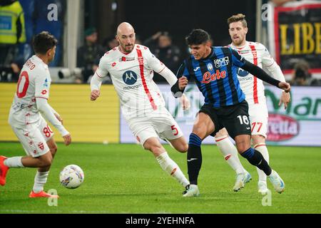 Raoul Bellanova (Atalanta BC) et Luca Caldirola (AC Monza) lors du championnat italien Serie A match de football entre Atalanta BC et AC Monza le 30 octobre 2024 au Gewiss Stadium de Bergame, Italie. Crédit : Luca Rossini/E-Mage/Alamy Live News Banque D'Images