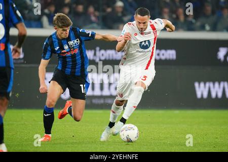 Danilo D'Ambrosio (AC Monza) et Charles de Ketelaere (Atalanta BC) lors du championnat italien Serie A match de football entre Atalanta BC et AC Monza le 30 octobre 2024 au Gewiss Stadium de Bergame, Italie. Crédit : Luca Rossini/E-Mage/Alamy Live News Banque D'Images