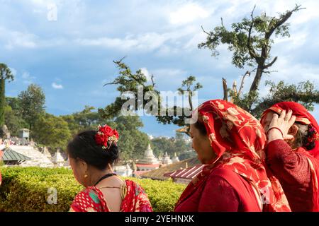 Katmandou, Népal - 06 septembre 2024 : Festival hindou népalais Teej Celebratio avec des femmes portant la danse rouge au temple Pashupatinath à Katmandou Nepa Banque D'Images