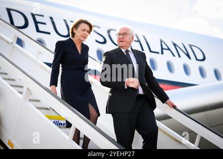 Chania, Grèce. 31 octobre 2024. Le président fédéral Frank-Walter Steinmeier et sa femme Elke Büdenbender arrivent à l'aéroport Ioannis Daskalogiannis de la Canée. Le président fédéral Steinmeier et son épouse effectuent une visite de trois jours en République hellénique de Grèce. Crédit : Bernd von Jutrczenka/dpa/Alamy Live News Banque D'Images