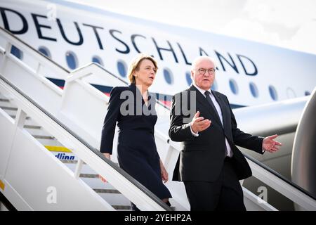 Chania, Grèce. 31 octobre 2024. Le président fédéral Frank-Walter Steinmeier et sa femme Elke Büdenbender arrivent à l'aéroport Ioannis Daskalogiannis de la Canée. Le président fédéral Steinmeier et son épouse effectuent une visite de trois jours en République hellénique de Grèce. Crédit : Bernd von Jutrczenka/dpa/Alamy Live News Banque D'Images