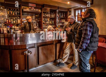 Italie Piémont Valle Gesso - Parco Alpi Marittime - Entracque - scènes de la vie quotidienne - matinée au bar Genzianella Banque D'Images