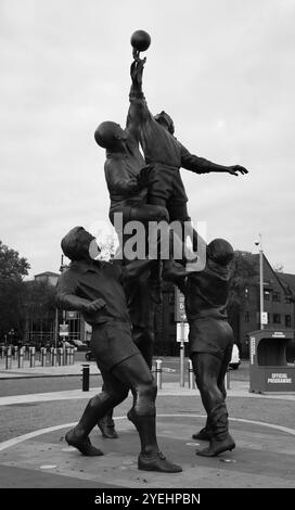 L'emblématique statue de bronze, à l'entrée du stade de rugby de Twickenham. Banque D'Images