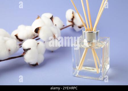 Diffuseur de roseau en coton sur fond violet. Vue de dessus Banque D'Images