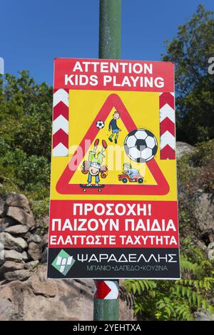 Signalisation routière signalant les enfants jouant dans un environnement naturel, Péloponnèse, Grèce, Europe Banque D'Images