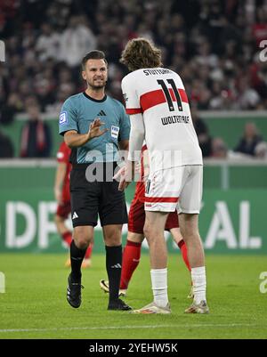 Arbitre Daniel Schlager en discussion avec Nick Woltemade VfB Stuttgart (11) MHPArena, MHP Arena Stuttgart, Bade-Wuerttemberg, Allemagne, Europe Banque D'Images