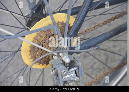 Chaîne de bicyclette rouillée et unkempt Banque D'Images