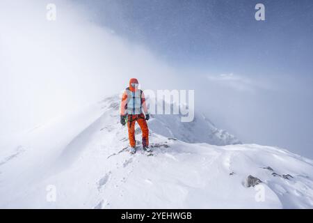 Randonneur de ski dans un paysage montagneux enneigé, au sommet du Wildhorn, ambiance nuageuse, tour haut, Alpes bernoises, Oberland bernois, Suisse, Europe Banque D'Images